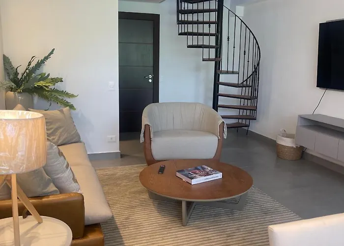 Requinte E Conforto Em Belissimo Triplex A 400M Do Capivari - By Hostyn